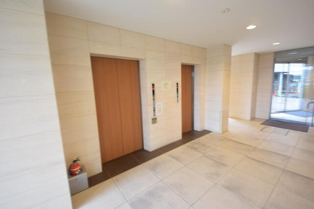 稲城市若葉台２丁目の賃貸マンションのロビー
