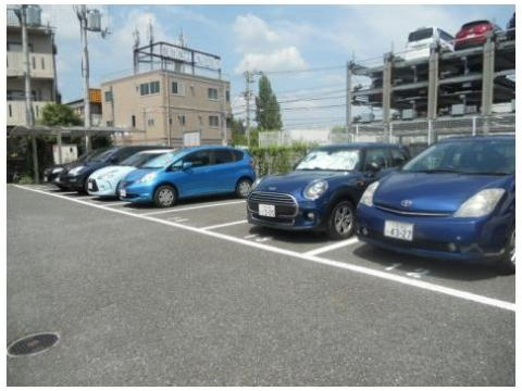 高槻市上本町の賃貸マンションの駐車場