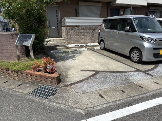 シャーメゾン阿保の駐車場