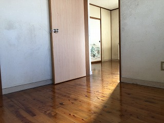 糸満市西崎６丁目のアパートの居間・リビング