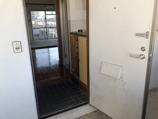 糸満市西崎６丁目のアパートの玄関