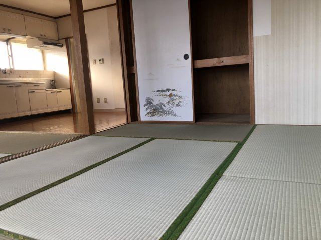 糸満市西崎６丁目のアパートの和室