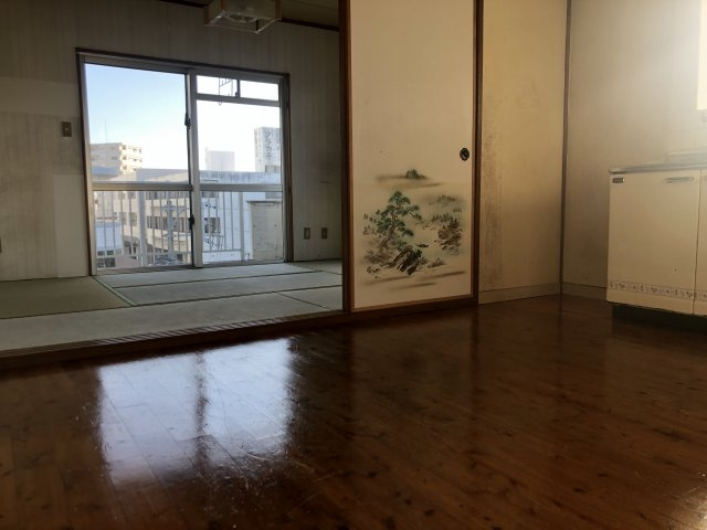 糸満市西崎６丁目のアパートの居間・リビング