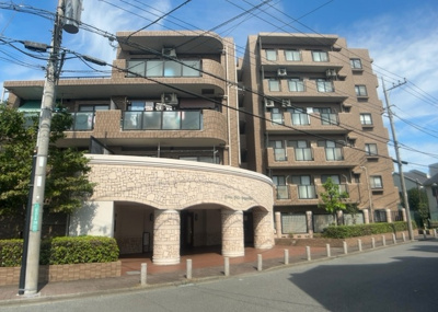 【外観】 | ライオンズヴィアーレ相模大野 | 外観はマンション管理がされているかの目安になります。築年数が古いと、壁面は劣化してひび割れが生じることも！建物が古びていても細かいところが修繕されていると、きちんと管理されているなぁと感じるでしょう。