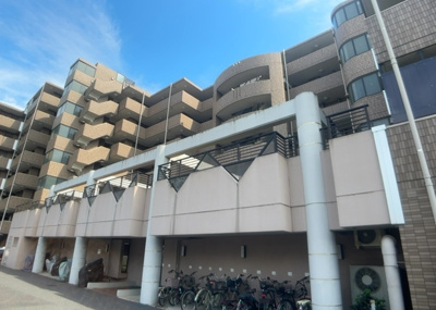 【バルコニー】 | ライオンズヴィアーレ相模大野 | 一般的なバルコニーは、奥行1.5ｍ程ですが、ワイルドバルコニーは2ｍまで広がっています。そのため洗濯物の間隔をあけ干すことができ、乾きやすいというメリットや、ガーデニングが楽しめる等の特徴があります。