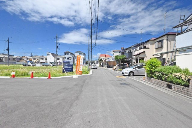 宝塚市山本野里1丁目新築一戸建て│4LDK+並列駐車2台可の前面道路含む現地写真|北側道路幅員は約6ｍです。