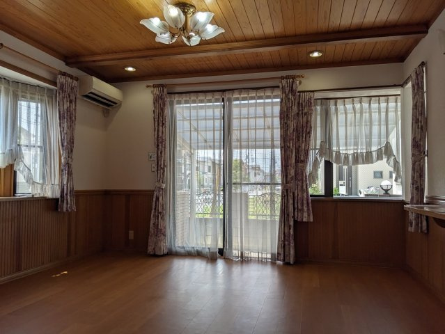 府中市紅葉丘２丁目の一戸建ての居間・リビング