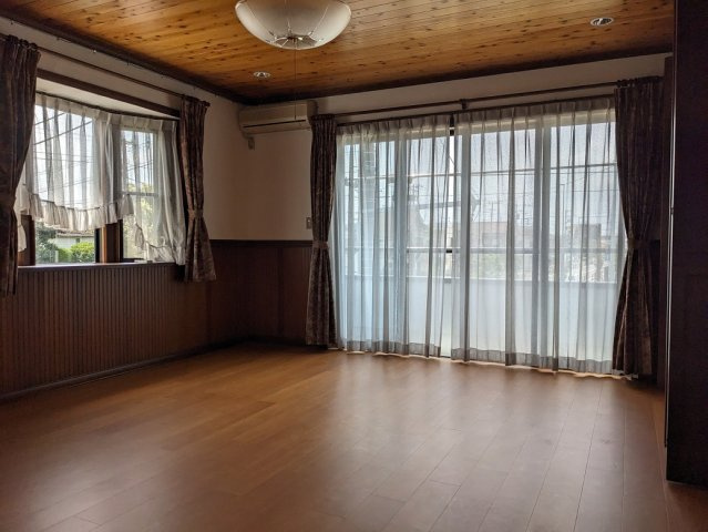 府中市紅葉丘２丁目の一戸建ての居間・リビング