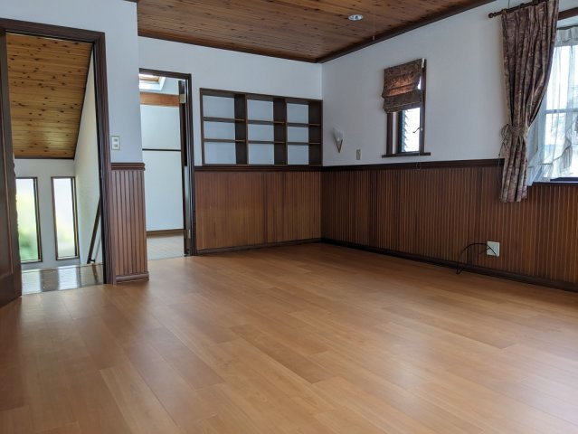 府中市紅葉丘２丁目の一戸建ての居間・リビング