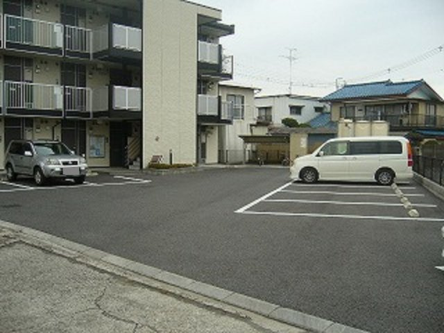 レオパレスさざなみの駐車場