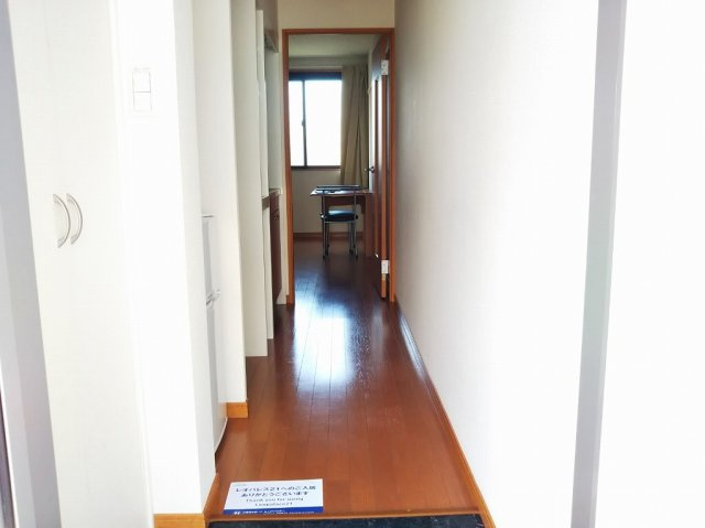 レオパレスシモツマ2番館の玄関