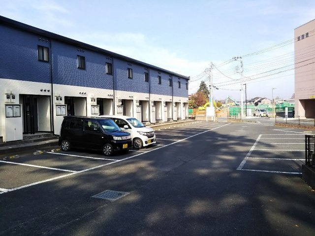 レオパレスシモツマ2番館の駐車場