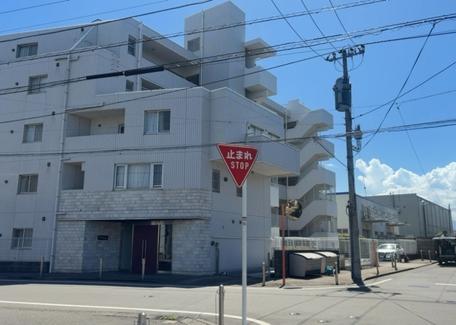 【外観】 | プリミテージュ南橋本 | 外観はマンション管理がされているかの目安になります。築年数が古いと、壁面は劣化してひび割れが生じることも！建物が古びていても細かいところが修繕されていると、きちんと管理されているなぁと感じるでしょう。