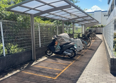 【駐車場】 | プリミテージュ南橋本 | 車一台あたりに必要なスペースは、標準サイズの普通自動車で横幅2m50cm、長さ5mは必要になります。ただし、乗降のことも考慮して横幅3m30cm、長さ5m50cmほどは確保できるところを選びましょう。