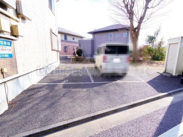 アムールMeguritaの駐車場