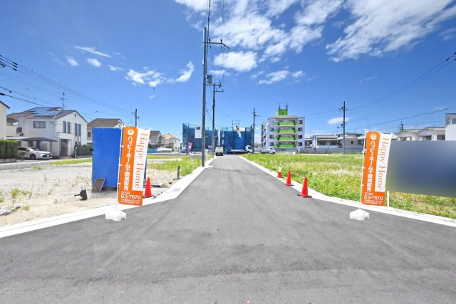 宝塚市山本野里1丁目新築一戸建て│3SLDK+駐車2台可の外観|分譲地内の道路幅員は6ｍあり、穏やかな街並みが魅力です。 地震対策に配慮した安心の住まい。充実した住宅設備で毎日の暮らしを快適にサポートします。ご家族が長く安心して暮らせるおすすめの一邸です。