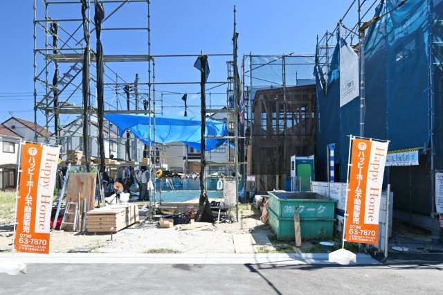 宝塚市山本野里1丁目新築一戸建て│3SLDK+駐車2台可の外観|分譲地内の道路幅員は6ｍあり、穏やかな街並みが魅力です。 地震対策に配慮した安心の住まい。充実した住宅設備で毎日の暮らしを快適にサポートします。ご家族が長く安心して暮らせるおすすめの一邸です。