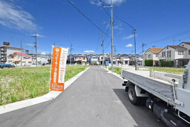 宝塚市山本野里1丁目新築一戸建て│3SLDK+駐車2台可の前面道路含む現地写真|道路幅員は約6mでゆとりある分譲地内道路。 住民以外の通り抜けが少なく、お子様のおるご家庭にも嬉しい環境です。