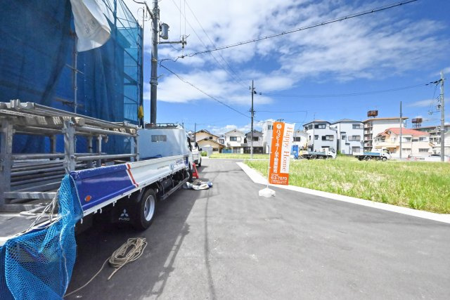 宝塚市山本野里1丁目新築一戸建て│3SLDK+駐車2台可の前面道路含む現地写真|分譲地内の道路幅員は約6ｍで駐車の際も安心です。 車の通り抜けが少なく落ち着いた住環境です。