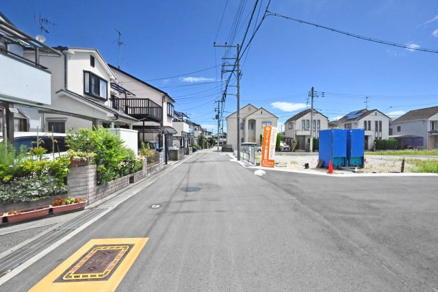 宝塚市山本野里1丁目新築一戸建て│3SLDK+駐車2台可の前面道路含む現地写真|北側道路幅員は約6ｍです。