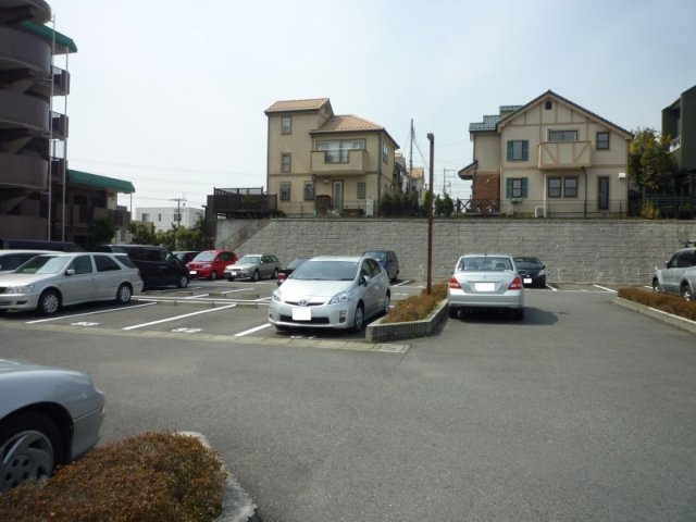 サンシャインヒルズの駐車場