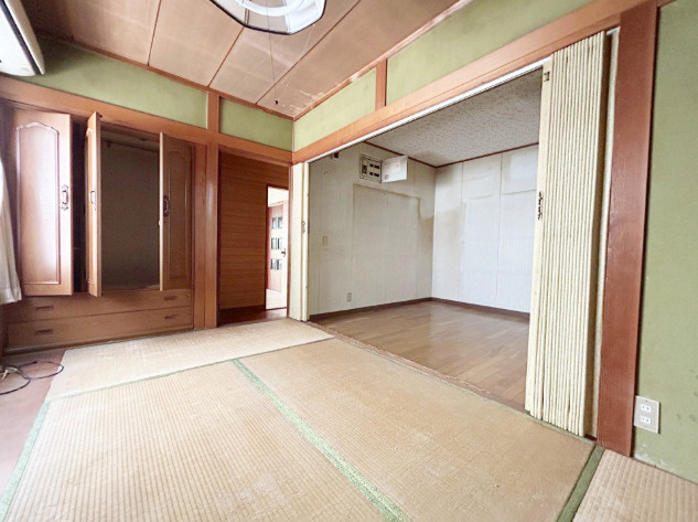 「お車3台駐車OK」高知市十津1丁目　中古一戸建ての和室|1階北側和室。リビングとひと続きで使える和室。