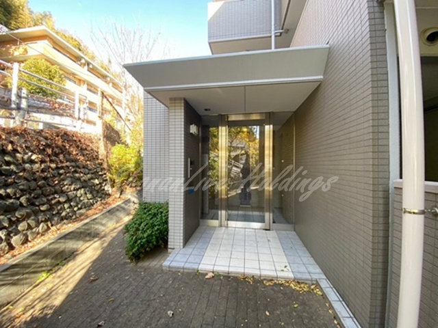 横浜市港北区日吉５丁目の賃貸マンションのエントランス