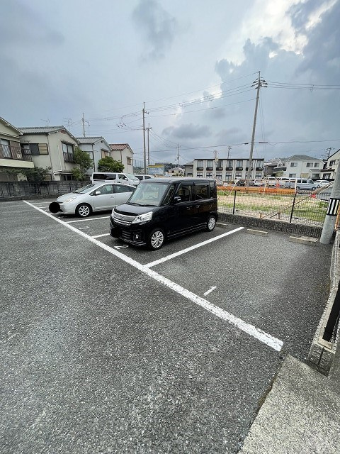 リブレメゾン仁川の駐車場