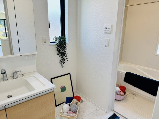 八王子市　平町　新築一戸建ての脱衣所|～窓付きで明るい洗面所　換気もしやすいです～