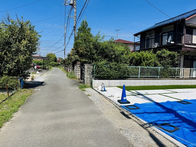 八王子市　平町　新築一戸建ての前面道路含む現地写真|～南4ｍ道路に面しています～