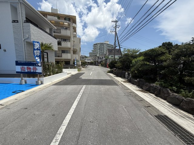浦添市伊祖5丁目（全3棟）B号棟の前面道路含む現地写真|※南側公道5.9m♪