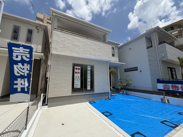 浦添市伊祖5丁目（全3棟）B号棟の外観|B号棟　並列駐車3台可♪素敵な植栽付き♪