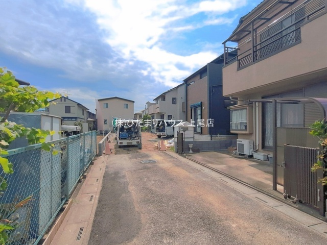 桶川市末広3丁目6期　ブルーミング01の前面道路含む現地写真