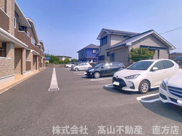 直方市大字知古のアパートの駐車場
