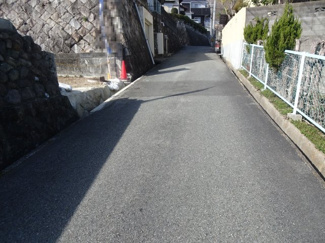 【前面道路含む現地写真】 | 川西市松が丘町17の6　建築条件無土地