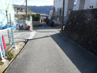 【前面道路含む現地写真】 | 川西市松が丘町17の6　建築条件無土地