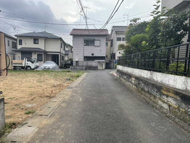 市川市中山3丁目　新築戸建て　A号棟/全4棟の前面道路含む現地写真