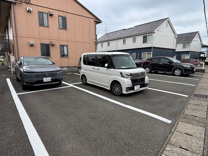 コンフォートヴィレッジ　Ｃの駐車場
