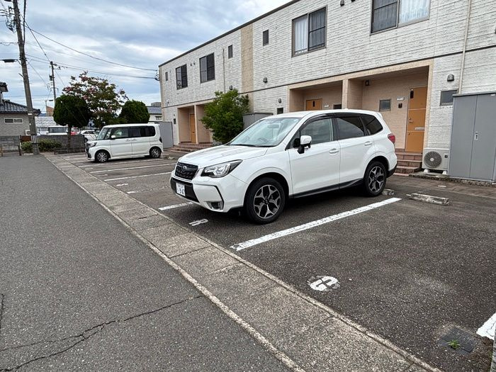 リースランドネオス春日弐番館　Ｃの駐車場
