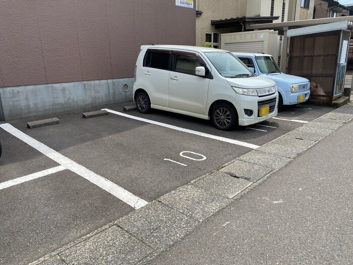 サニーコート聖Ⅲの駐車場