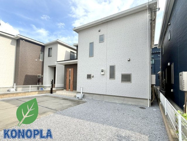 【中古戸建】前橋市箱田町の外観|■外観｜外壁のアクセントカラーがシックな外観です。シンプルなデザインでありながらも「個性」を損なわず、お客様一人ひとりの暮らし方にフィットします。