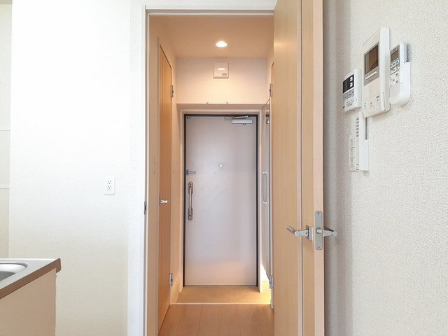 【玄関】 | グランドクリーンヒット松田 | 収納もある玄関です