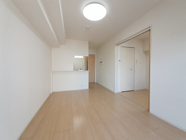 【居間・リビング】 | グランドクリーンヒット松田 | ゆったりとした居間です