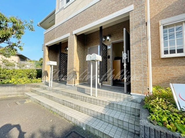 横浜市保土ケ谷区川島町のアパートのエントランス