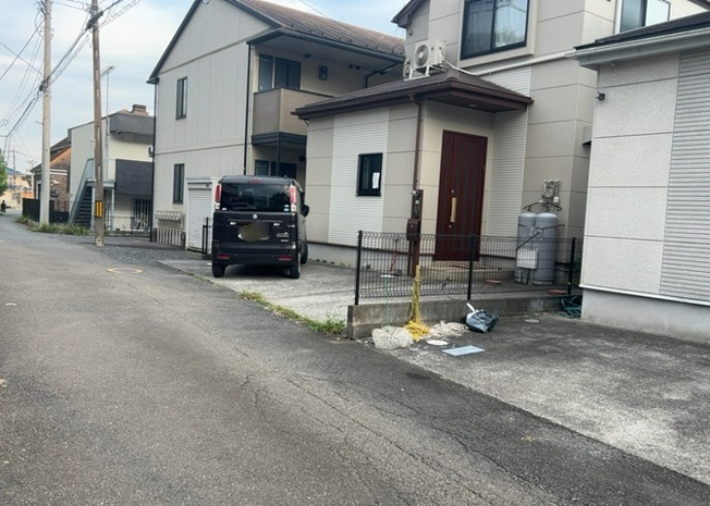 【前面道路含む現地写真】 | 住宅用の土地では前面道路に2m以上接していなければならないと法律で定められています。しかし、お持ちの車のサイズやライフスタイルなどにより、2mでは利便が悪い場合もございますので、事前に確認しましょう。