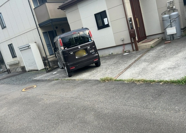 【前面道路含む現地写真】 | 道幅が広い場所は日当たりや風通が良好です。幅が広いのですれ違いも可能ですし大きな車でも駐車可能！一方で、大型車が通ることも多くなるため交通量の増加により騒音に繋がります。また土地の値段が高くなります。