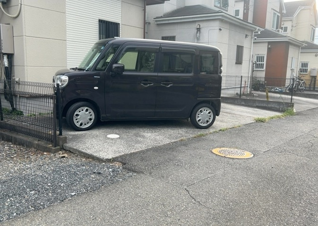 【駐車場】 | 駐車場と明記されていても、最小スペースでつくられた駐車場だと大型車は駐車できなかったり、出入りしにくくなったりする可能性があります。お車のサイズと購入したい物件の駐車場のサイズを現地で確認しましょう。