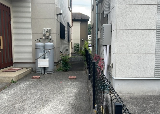 【庭】 | 庭があることでガーデニングや家庭菜園はもちろん、こどもの遊び場やペットを放して遊ぶことができます。また、家の周囲に余裕があるということです。隣地との間があれば、十分な日当たりと、風通しが確保できます。
