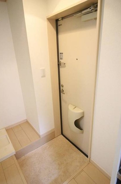 川崎市多摩区西生田１丁目のアパートの玄関