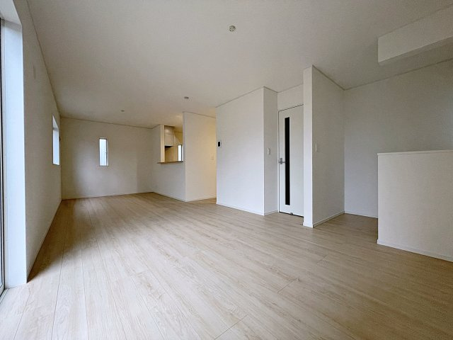 新築戸建・新築建売　福島市笹谷第9　笹谷小・信陵中の居間・リビング|太陽の日差しが気持ちの良いリビングは広々としているので家具を設置してもゆとりがあります！